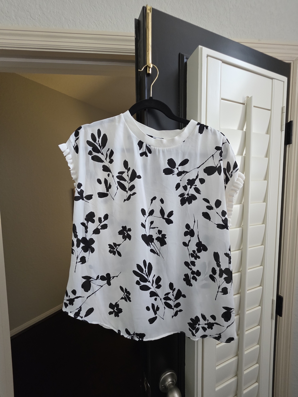 Tahari White Short Sleeve Blouse with Black Floral Print
